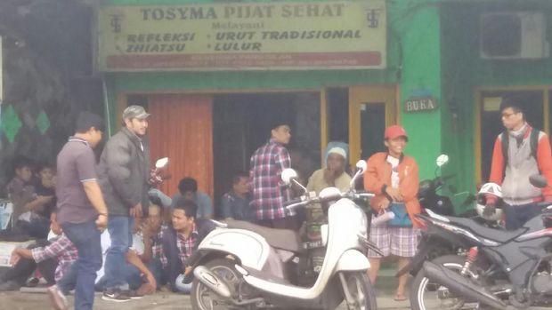 Menjelang siang hari, massa pendukung Ahok terus berdatangan ke Mako Brimob.