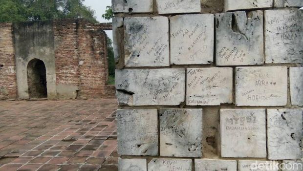 Coretannya sampai bagian dalam keraton