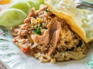 Menu Hari Ke-8: Lezat dan Praktis Sajian Nasi Goreng dengan Isian Komplet