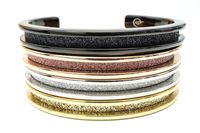 Gelang Ini Bikin Kunciran Jadi Aman & Cantik Dipakai di Pergelangan Tangan