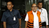 Arief keluar gedung KPK usai menjalani pemeriksaan. 