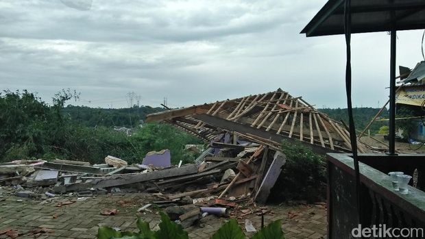 5 rumah di Tangsel hancur akibat tanah longsor.