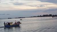 Suasana senja seperti ini yang bisa traveler nikmati di Pantai Pohon Cinta. Damai dan tenang (Wahyu/detikTravel)