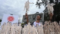 Mereka mementaskan wayang.