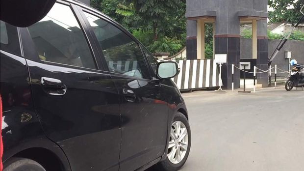 Mobil relawan yang membawakan makanan untuk Ahok di Mako Brimob