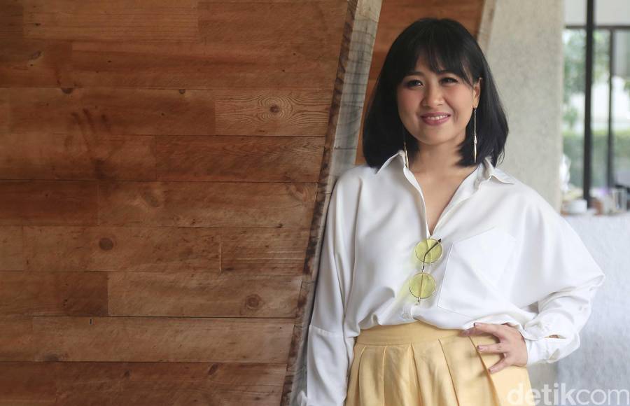 Astrid Sartiasari Tampil Cantik dengan Rambut Sebahu