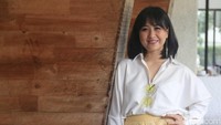 Artis pelantun Jadikan Aku yang Kedua tampak cantik dengan kemeja putih di tambah aksesoris anting dan kacamata. Pool/Ismail/detikFoto.