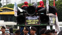 Massa juga mendesak DPR untuk membentuk hak angket dalam membongkar mega proyek listrik yang diduga diintervensi dari pejabat tinggi negara.