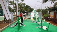 Taman waduk Pluit ini juga dilengkapi dengan lapangan olah raga dan gym. Ada juga plaza atau panggung hiburan yang tempat duduknya dibuat melingkar. Foto: Ray Jordan