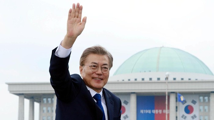 South Korean President Moon Jae-in waves as he leaves the National Cemetery after inaugural ceremony in Seoul, South Korea May 10, 2017. Yonhap via REUTERS ATTENTION EDITORS - NO RESALES. NO ARCHIVE. EDITORIAL USE ONLY. THIS IMAGE HAS BEEN SUPPLIED BY A THIRD PARTY. SOUTH KOREA OUT.