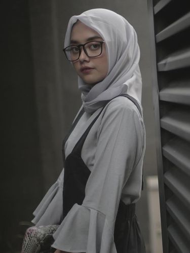 Video: Intip Yuk Isi Tas 2 Selebgram Hijab Cantik, Ada Apa Saja?