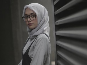 Video: Intip Yuk Isi Tas 2 Selebgram Hijab Cantik, Ada Apa Saja?