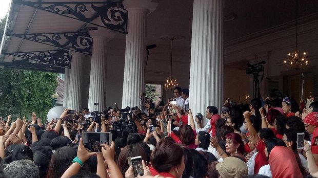 Warga berkerumun saat Djarot dan Addie MS naik di atas panggung