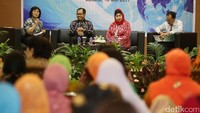 Anggota Dewan Konsultan Komisaris Mandiri DPP IWAPI Aviliani, Deputi bidang kementrian Koperasi & UKM RI Baraman Setyo, Deputi Bidang Pengembangan Sumber Daya Manusia Kementrian Koperasi & UKM RI Prakoso Budi Susetyo, Pendiri IWAPI Dewi Motik menjadi narasumber diskusi meningkatkan peran perempuan pengusaha melalui sinergitas guna mencapai pemerataan ekonomi di Jakarta, Rabu (10/05/2017).