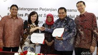 Perjanjian kerja sama ditandatangani oleh Dion Sumedi, Sales Director Holcim Indonesia dan Lani Darmawan, Direktur Consumer Banking CIMB Niaga, di Gedung Graha CIMB Niaga, Jakarta, Rabu (10/052017).
