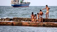 Sejumlah anak-anak nampak bermain di pinggir laut Muara Baru, Penjaringan, Jakarta Utara, Rabu (10/5/2017).