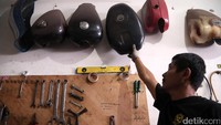 Bengkel ini sepintas kalau dilihat dari luar kayak kurang meyakinkan, bradsis. Tapi jangan salah lho, bengkel ini handal dalam nanganin motor, entah itu small engine atau big engine.