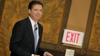 Direktur FBI James Comey dipecat Trump pada 9 Mei 2017. Comey meyakini dirinya dipecat karena memimpin penyelidikan dugaan kolusi tim kampanye Trump dengan Rusia. REUTERS/Carlos Barria/File Photo