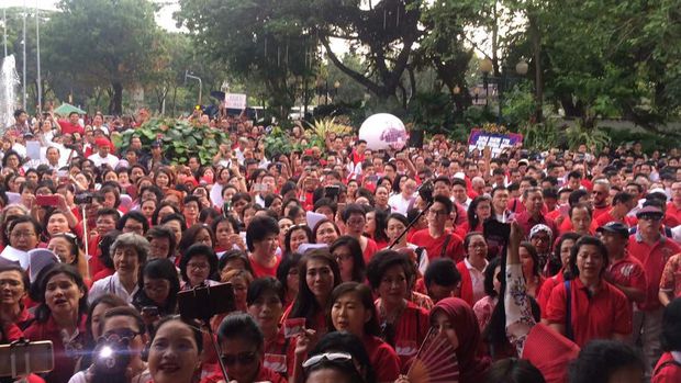 Warga sesaki Balai Kota dengan atribut serba merah