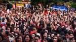 Gelar Aksi Simpatik, Warga Merahkan Balai Kota DKI