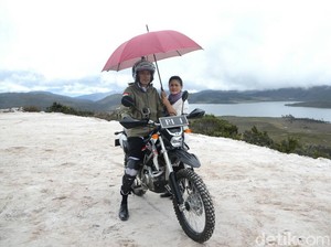Momen Mesra Iriana Payungi Jokowi di Motor Trail