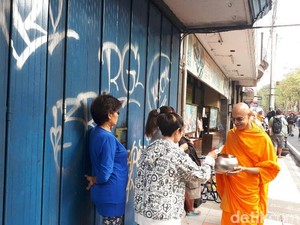 Tradisi Pindapata Jelang Waisak, Apa Sih Maksudnya?