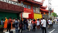 Perjalanan yang ditempuh sekitar 2,5 km. Para biksu berjalan sambil membawa semacam periuk logam (Kurnia/detikTravel)