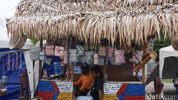 Suvenir Cantik dari Raja Ampat, Tas Daun Pandan!