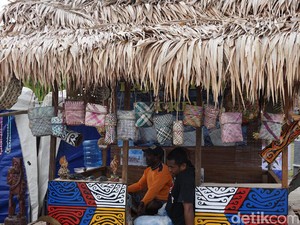 Suvenir Cantik dari Raja Ampat, Tas Daun Pandan!