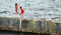 Beberapa bahkan mencoba melompat ke dalam laut.
