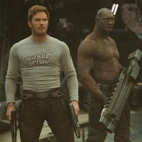 Chris Pratt yang memerankan Star-Lord di Guardians of the Galaxy melakukan latihan pembentukan otot dengan pull-up/pull-down, dumbbell rows dan push-up. Ia juga olahraga lari, renang dan tinju untuk menjaga ketahanan tubuh. Foto: Dok. Marvel