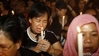 Massa juga membawa lilin dan berdoa agar Ahok dibebaskan.