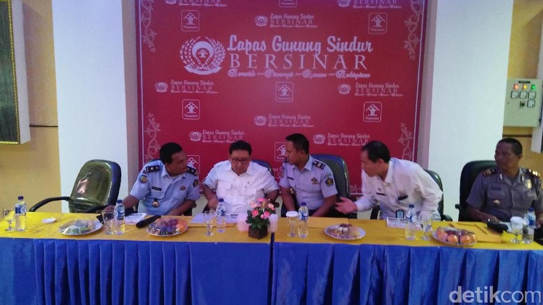 Fadli Zon Kunjungi Abu Bakar Baasyir di Lapas Gunung Sindur Fadli Zon Kunjungi Abu Bakar Baasyir di Lapas Gunung Sindur