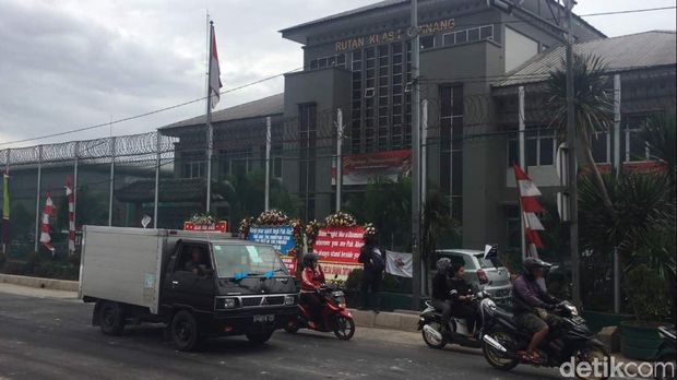 Karangan Bunga Ahok di Rutan Cipinang Jadi Objek Selfie Warga