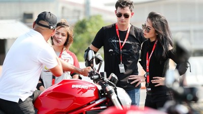Mike Lewis dan Karina Salim Belajar Naik Moge ke Thailand
