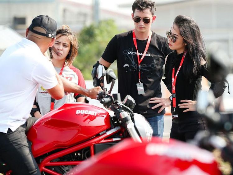 Mike Lewis dan Karina Salim Belajar Naik Moge ke Thailand