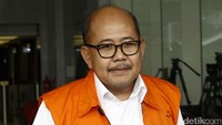 Arief keluar dengan mengenakan rompi tahanan KPK.