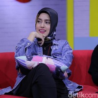 Fairuz A Rafiq dan Galih Ginanjar menikah pada 2011 dan bercerai tiga tahun kemudian. Setelah berpisah, keduanya masih berseteru dan saling tuduh di media sosial. Bahkan Galih harus mendekam did penjara dengan tuduhan pencemaran nama baik setelah menyinggung soal ‘bau ikan asin’ yang mempermalukan Fairuz. Foto: Hanif Hawari/detikHOT