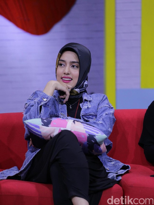 Fairuz A Rafiq dan Galih Ginanjar menikah pada 2011 dan bercerai tiga tahun kemudian. Setelah berpisah, keduanya masih berseteru dan saling tuduh di media sosial. Bahkan Galih harus mendekam did penjara dengan tuduhan pencemaran nama baik setelah menyinggung soal ‘bau ikan asin’ yang mempermalukan Fairuz. Foto: Hanif Hawari/detikHOT