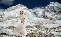 <i>Epic</i>! Pasangan Menikah di Gunung Everest Setelah Trekking 3 Minggu