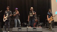 Dok. Kementerian Ketenagakerjaan. Menteri Ketenagakerjaan Hanif Dhakiri juga kerap ngeband dan beraksi di atas panggung. Dengan mengenakan kaus hitam Hanif berkolaborasi bersama band papan atas Slank.
