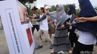 Para peserta Konvensi Kerangka Kerja untuk Pengendalian Tembakau (FCTC Youth Summit) menggelar aksi teatrikal dan pameran dalam rangka Deklarasi 10 Mei FCTC untuk Indonesia di depan Istana Merdeka, Jakarta, Rabu (10/5).