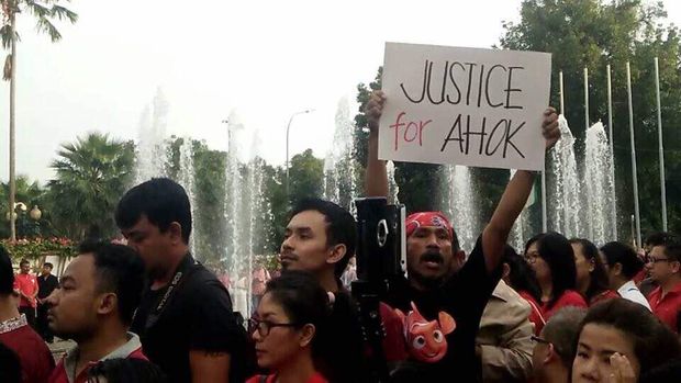 Massa pendukung Ahok nyanyikan Indonesia Raya di halaman Balai Kota DKI Jakarta