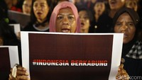 Dengan tertib mereka berorasi dengan membawa spanduk poster bertuliskan dukungannya kepada Ahok.