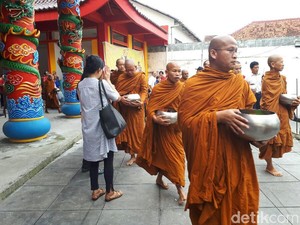 Pagi Ini, Puluhan Biksu Lakukan Pindapata di Magelang