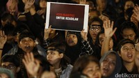Massa membawa berbagai poster.