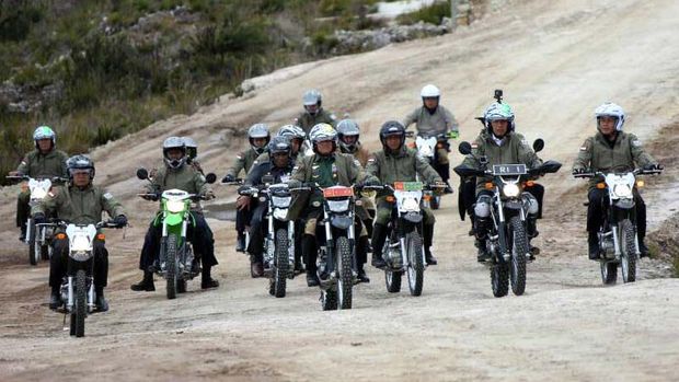 Presiden Jokowi menyusuri Trans Papua dengan motor trail