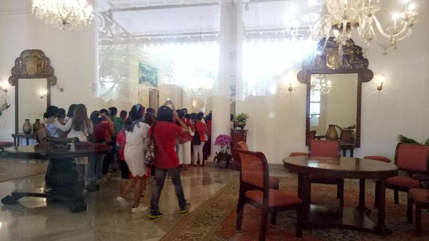 Antrean mengular hingga masuk ke dalam kantor gubernur.