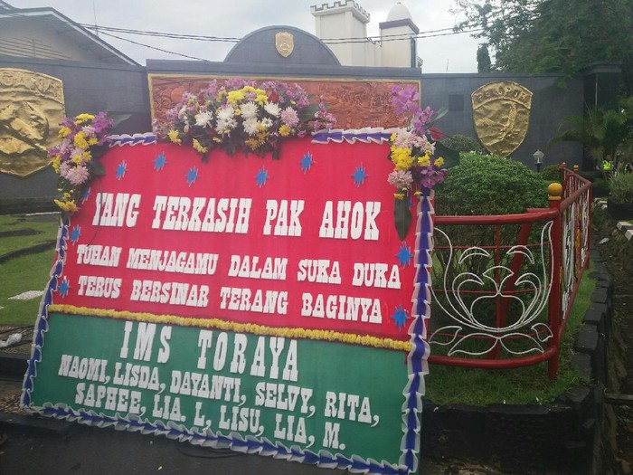 Karangan Bunga untuk Ahok Berdatangan di Dekat Mako Brimob