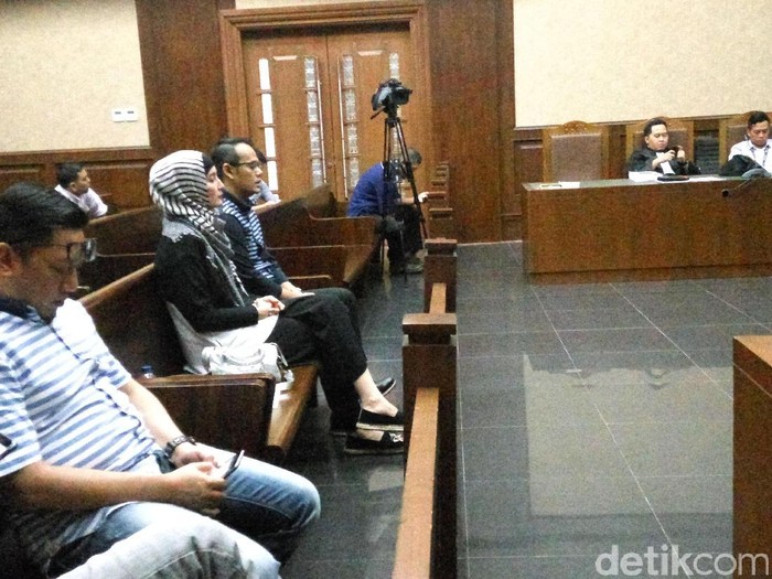 Hadapi Tuntutan, Fahmi Darmawansyah Ditemani Inneke Koesherawati